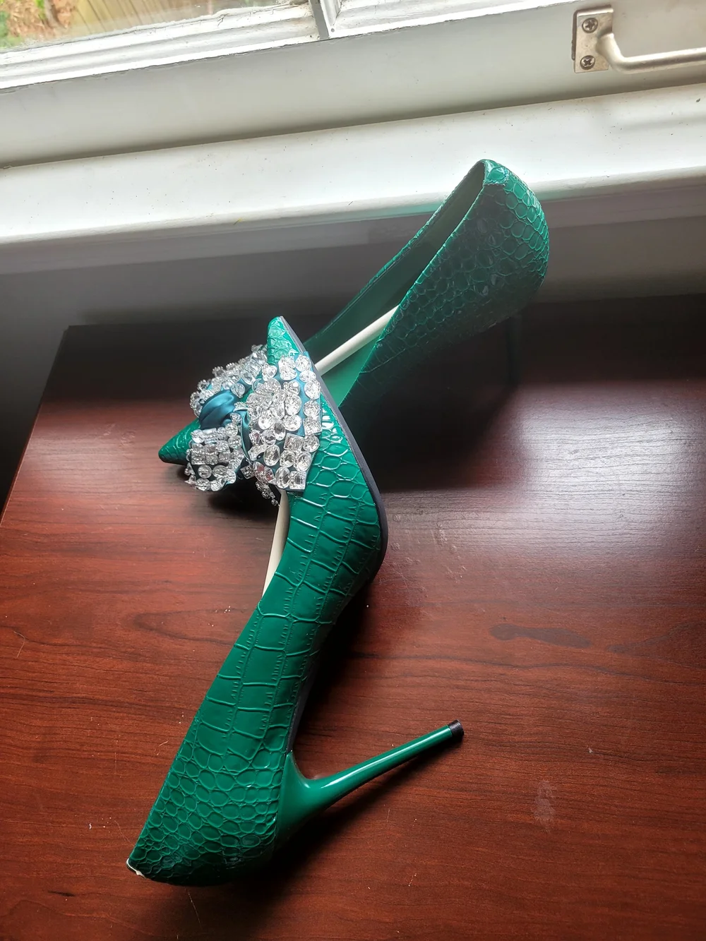 Bigtree Emerald Green Pointed Heels with Crystal Bow Accent